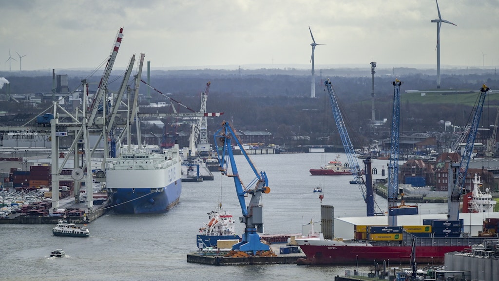 Ein Frachtschiff für Autos wird im Hamburger Hafen abgefertigt. 