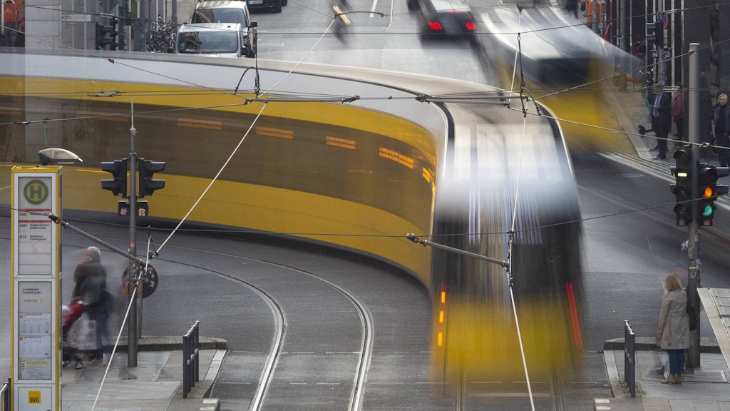 Die Tram in der Friedrichstraße.