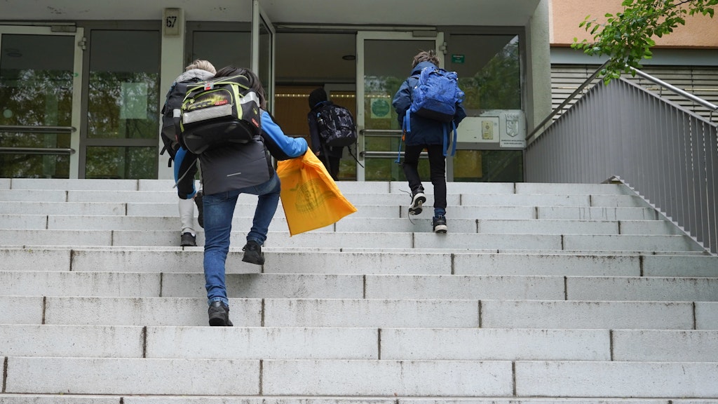 Schüler dürfen wieder in die Schule.