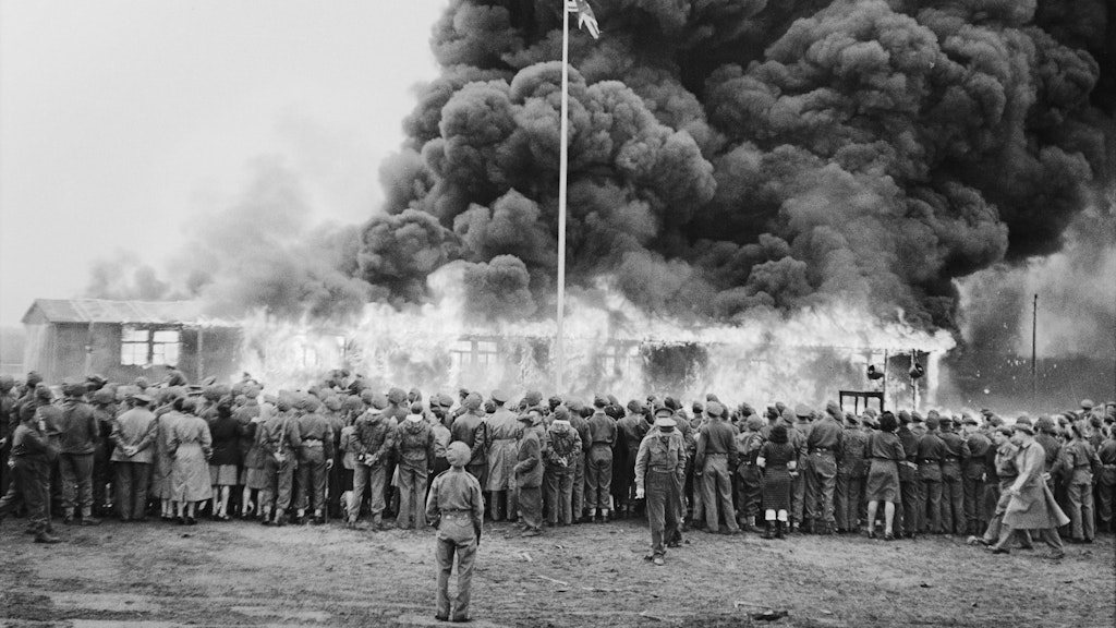 Abbrennen einer Baracke in Bergen-Belsen: Die britische Armee ist schockiert, als sie das Lager Bergen-Belsen befreit. Die Zustände sind so unbeschreiblich, dass die Baracken abgebrannt werden, nachdem die Verhältnisse dokumentiert und die Überlebenden anderenorts untergebracht sind.