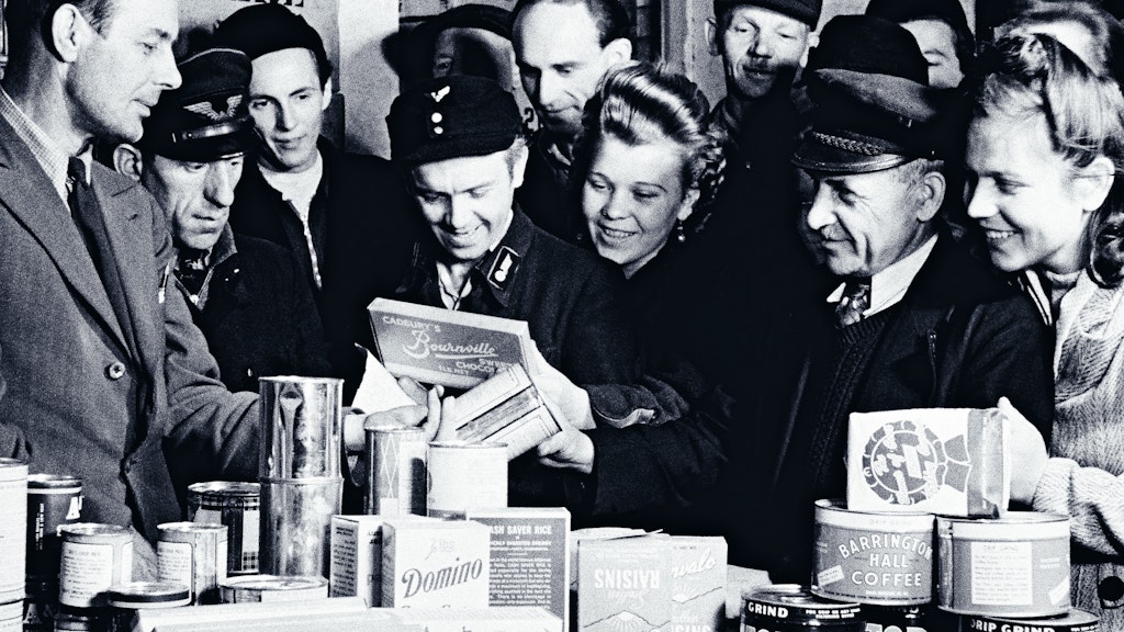 Care-Pakete: Ab Ende 1946 senden amerikanische Wohlfahrtsorganisationen Nahrungsmittelpakete in die westlichen Besatzungssektoren. Diese Pakete werden als Wohltat empfunden – und inszeniert. Sie stiften ebenso wie die „Rosinenbomber“ während der Blockade Verbundenheit zu den ehemaligen Feinden im Westen.