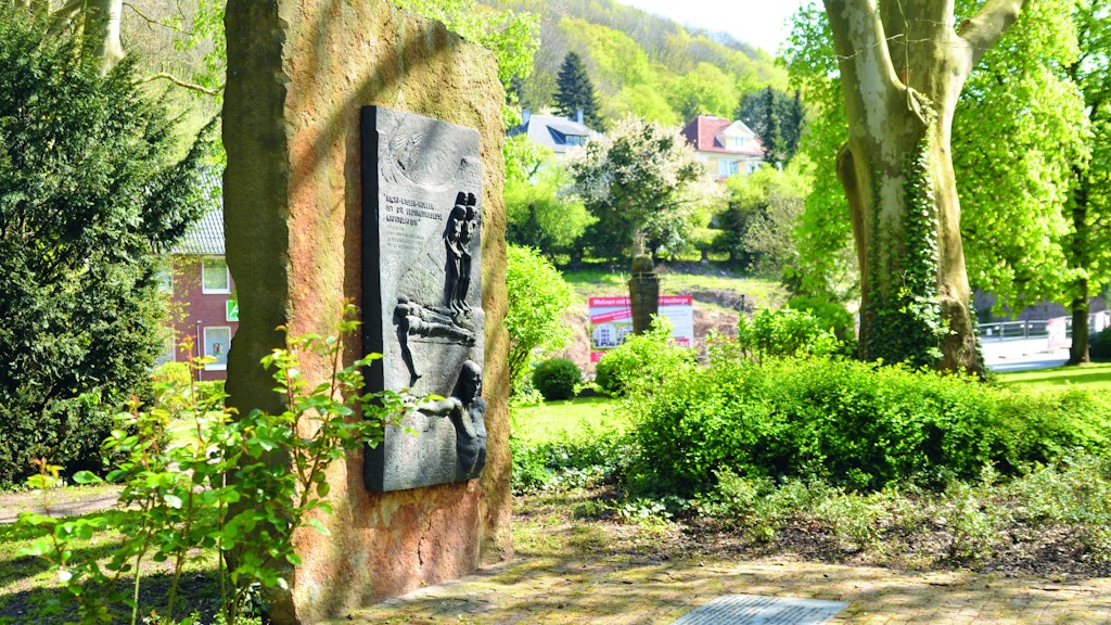 Gedenktafel für ein lange vergessenes Außenlager: Lange wird die Existenz eines Außenlagers des KZ Neuengamme an und in der Porta Westfalica verschwiegen. Erst 1992 wird ein Gedenkstein eingeweiht. Heute engagiert sich der Verein „KZ-Gedenk- und Dokumentationsstätte Porta Westfalica“ dafür, hier eine Gedenkstätte aufzubauen.