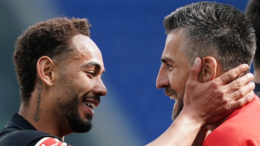 Zu wenig Abstand beim Jubeln: Matheus Cunha (l.) und Vedad Ibisevic.