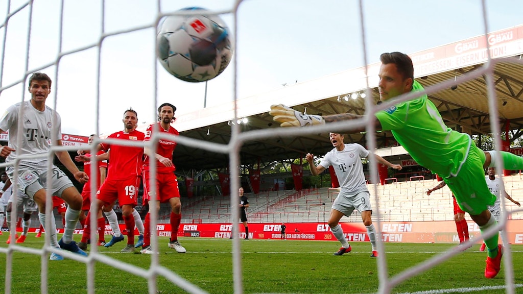 Lewandowski trifft per Elfmeter zum 1:0.