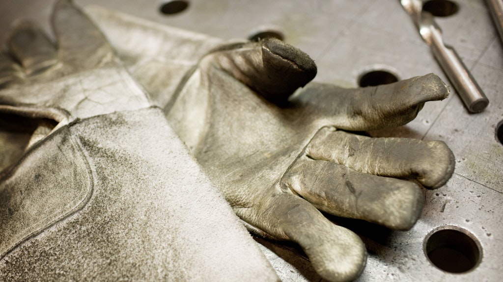 Handschuhe auf einer Werkbank.