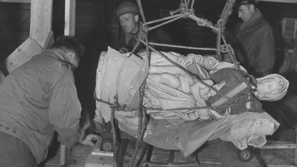 Die Bergung von Michelangelos Brügger Madonna im Mai 1945 aus dem Salzbergwerk in Altaussee.