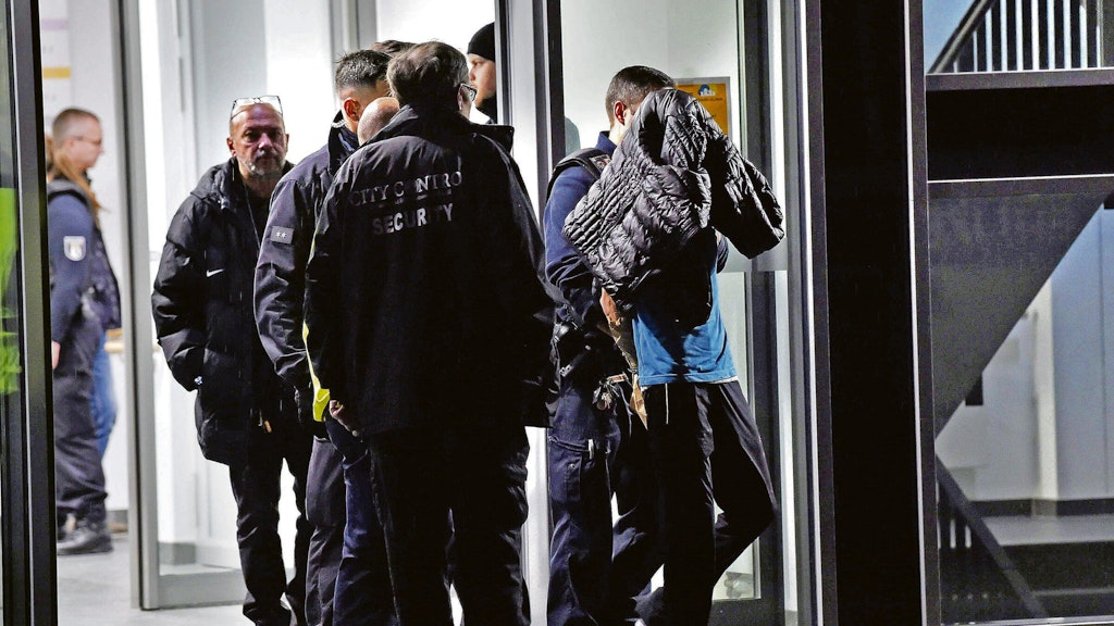 Polizisten nehmen den mutmaßlichen Mörder des Berliner Chefarzt Fritz von Weizsäcker fest.