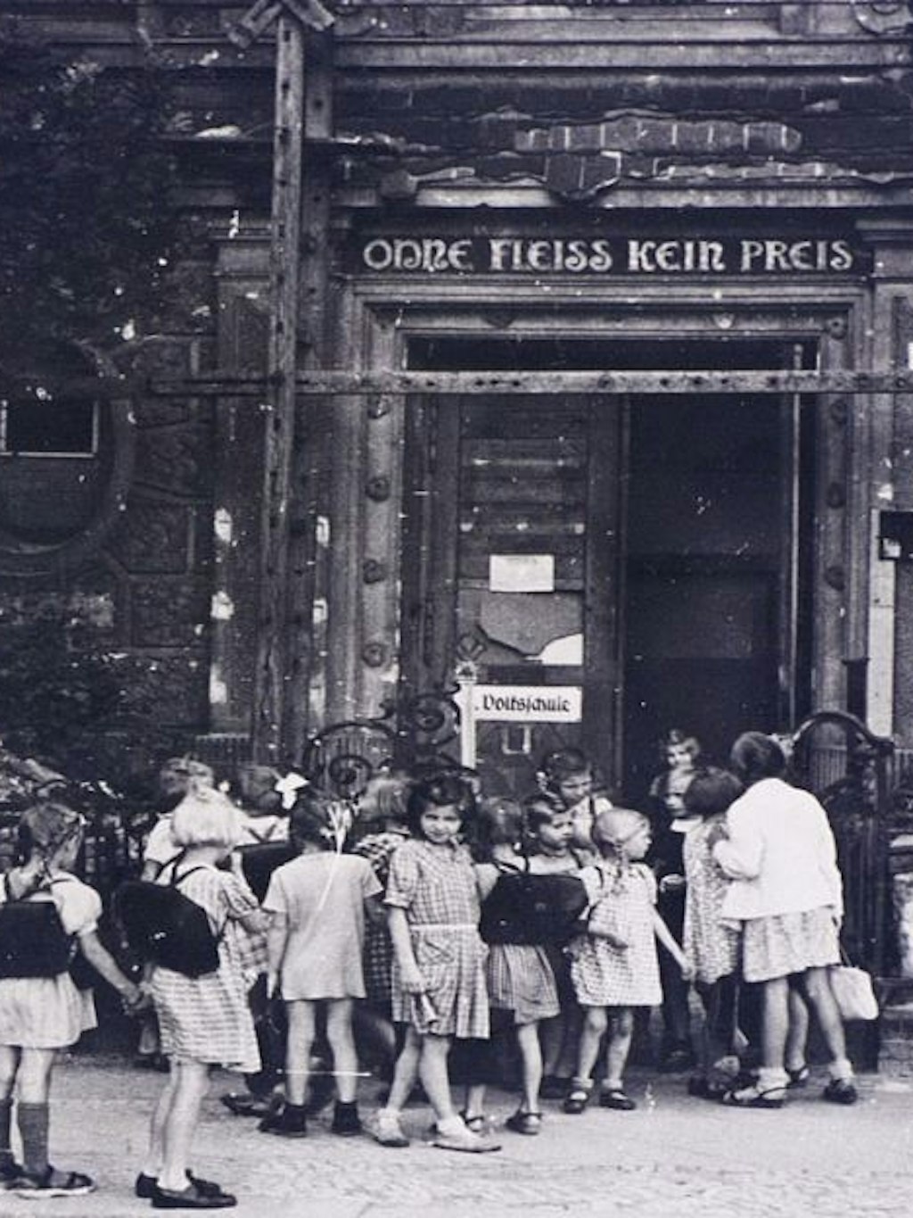 Volksschule mit Kindern. 