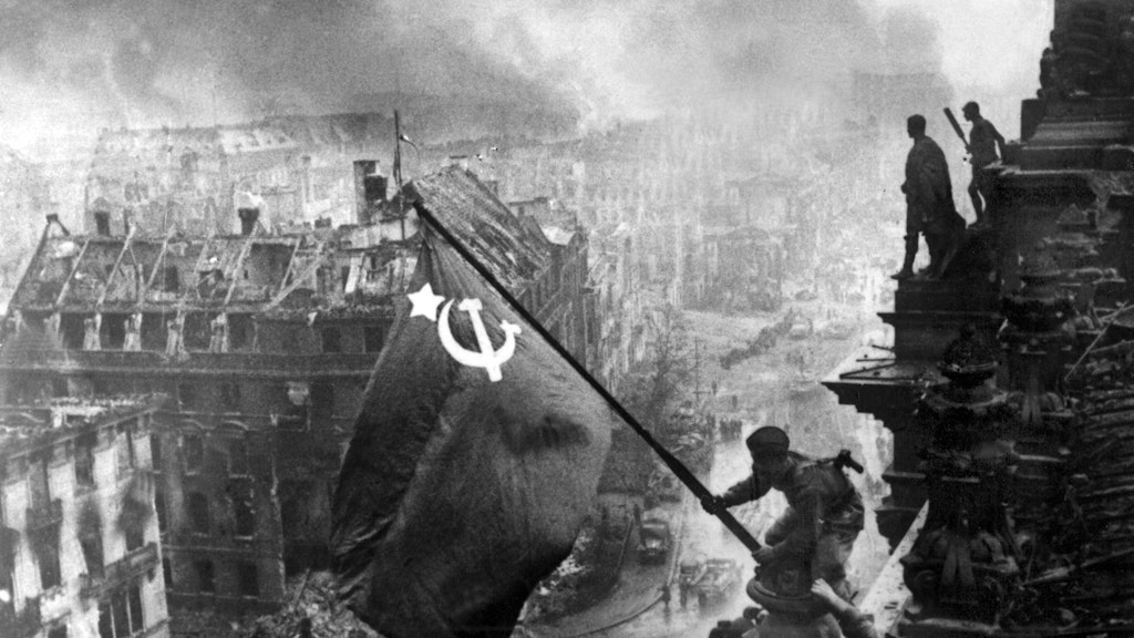 2. Mai 1945, Berlin: Der sowjetische Soldat Militon Kantarija aus Georgien hisst die sowjetische Flagge auf dem Berliner Reichstag.