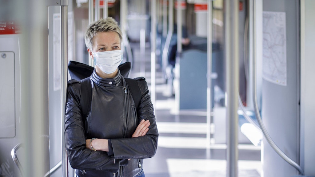 Eine Frau mit Maske.