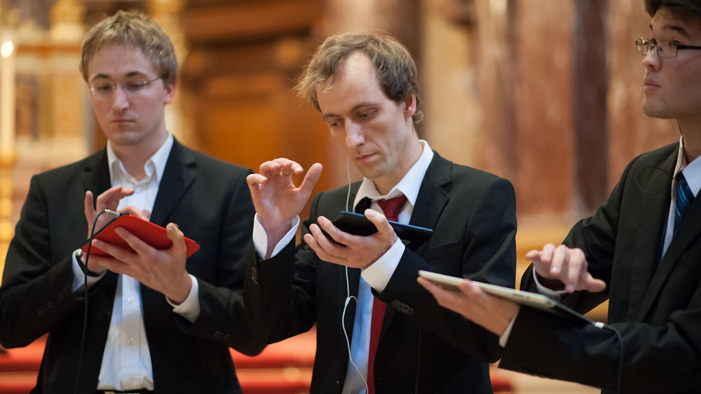 Das Tablet-Trio um Matthias Krebs (Mitte) spielt mit Apps ein Bach-Konzert im Berliner Dom. 