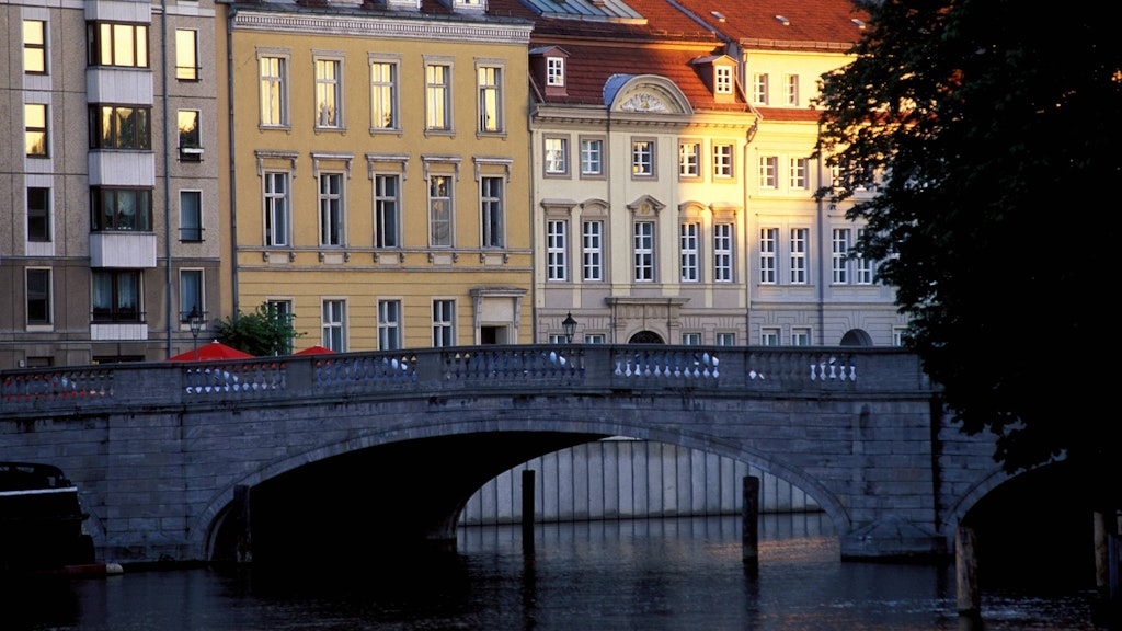Inselbrücke über den Spreekanal zur Fischerinsel.