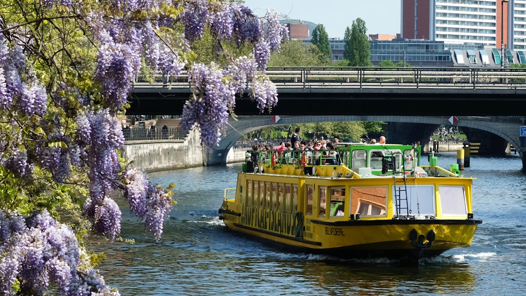Ein Ausflugsschiff fährt auf der Spree in Berlin-Mitte (Archivbild).