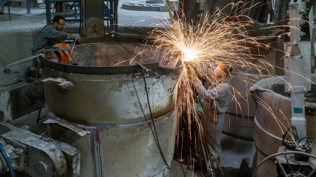 Mitarbeiter arbeiten in der Gießerei der Mecklenburger Metallguss GmbH in Waren (Mecklenburg-Vorpommern). 