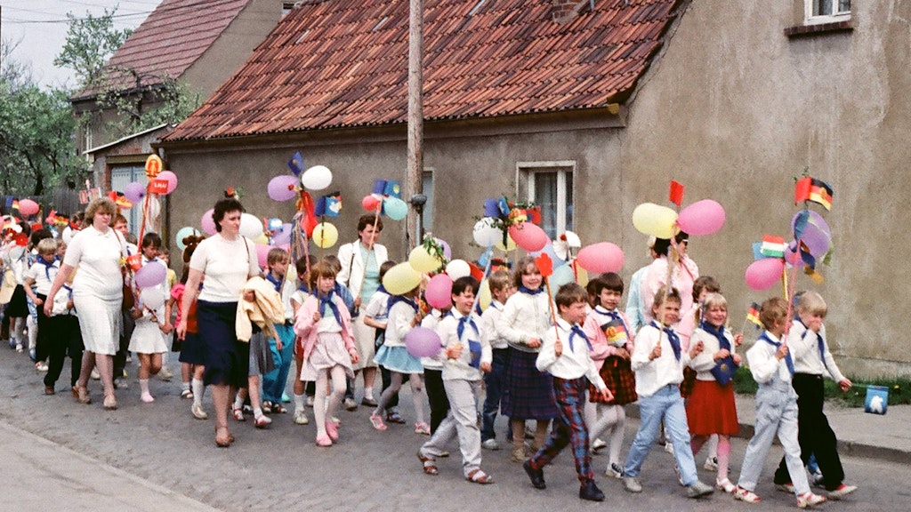 DDR 1982: Umzug am Maifeiertag im thüringischen Straußfurt.<br>
