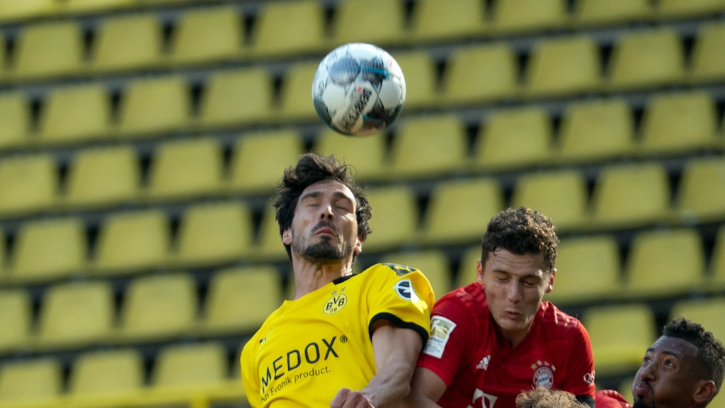  Dortmunds Thomas Delaney (l) und Münchens Benjamin Pavard kämpfen um den Ball.
