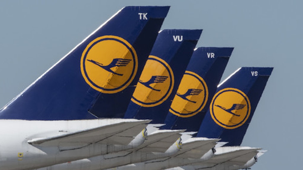 Stillgelegte Passagiermaschinen der Lufthansa stehen auf dem Flughafen Frankfurt.