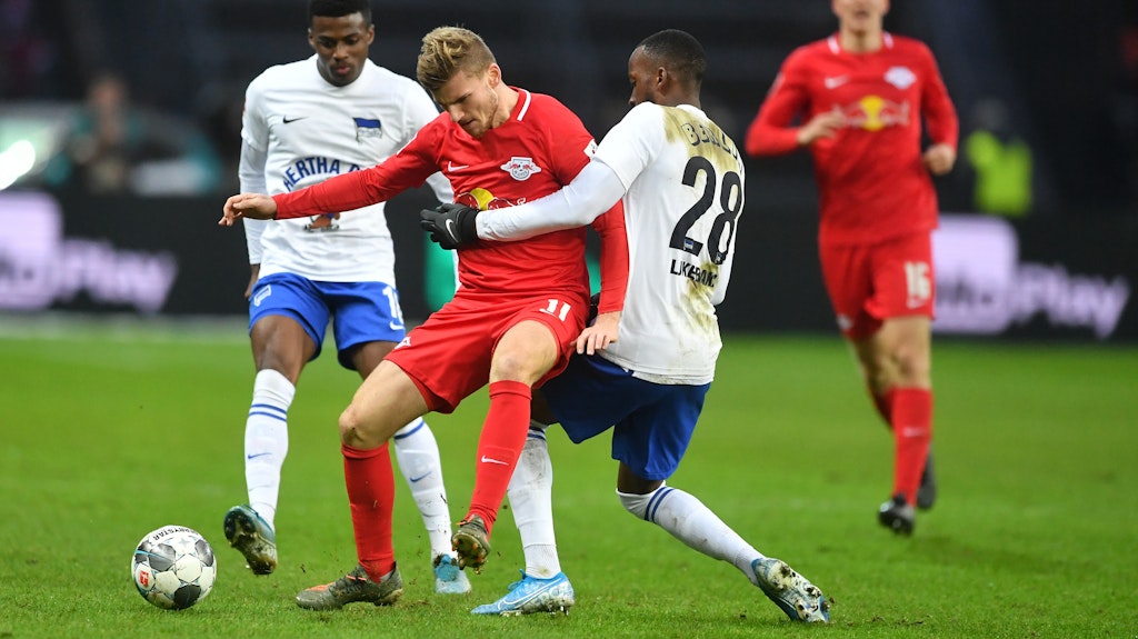 Timo Werner wird im Hinspiel von Hertha in die Zange genommen.