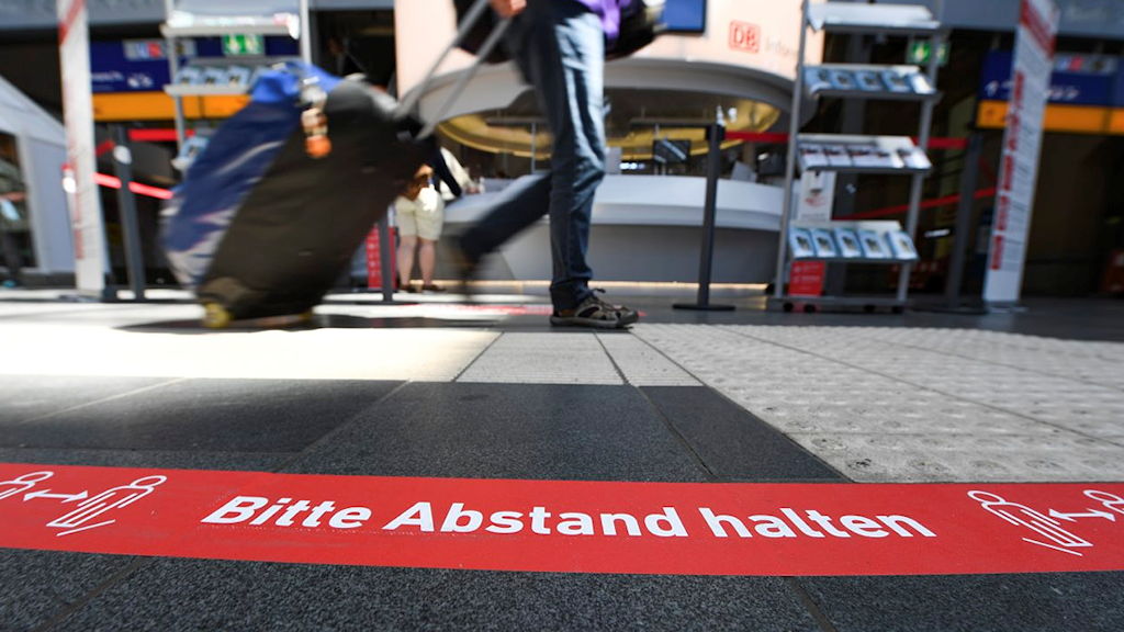 Abstand halten zählt nach wie vor zu den wichtigsten Schutzmaßnahmen vor Corona.<br>