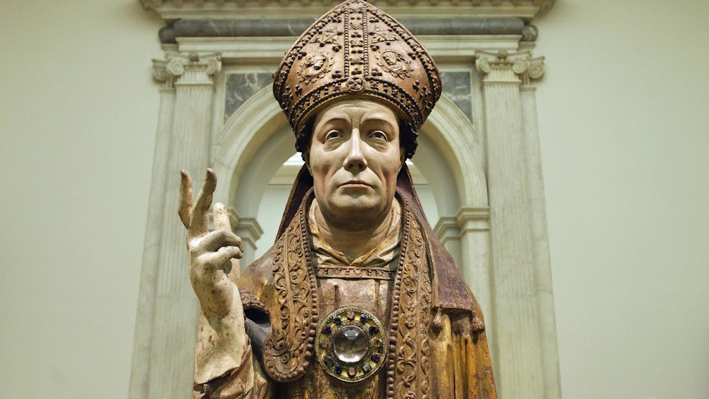 Mittelalterliche Holzfigur eines Bischofs im Bode-Museum. 