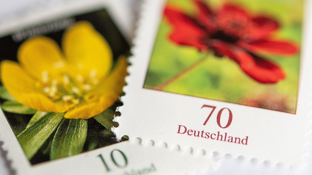 Eine 70-Cent-Briefmarke und eine 10-Cent-Briefmarke. (Symbolbild)