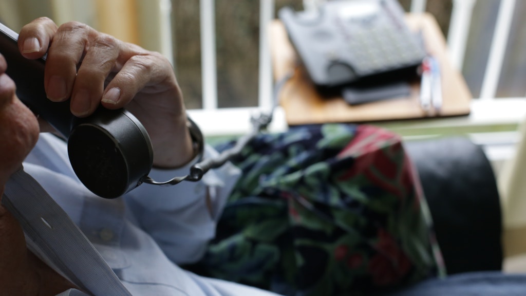 Wer einen Pflegegrad beantragt hat, muss im Moment mit dem Gutachter telefonieren. 