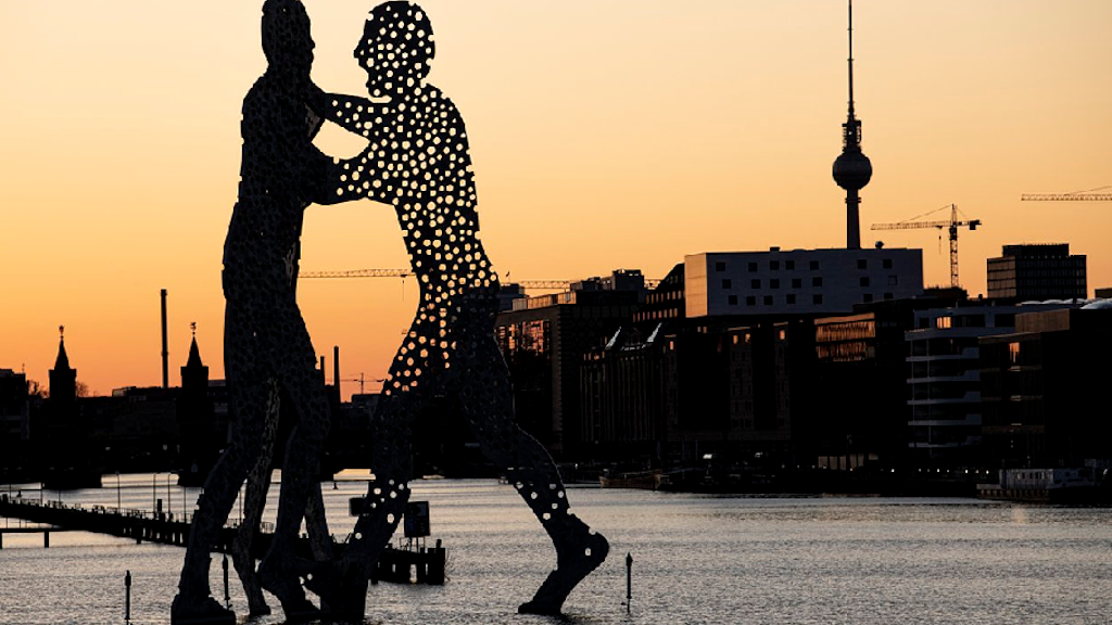 Die Spree in Friedrichshain. Die Idylle trügt, der Fluss trägt zu wenig Wasser.