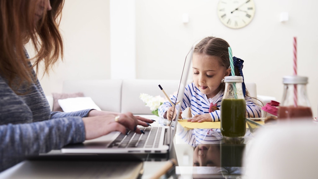 Viele Eltern arbeiten derzeit im Homeoffice und versuchen nebenbei, ihre Kinder zu beschäftigen oder zu unterrichten.