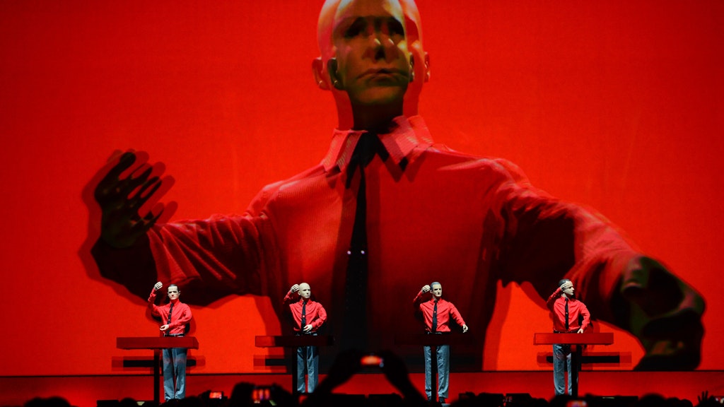 2015 performte die Band Kraftwerk in der Neuen Nationalgalerie den Song "Roboter".