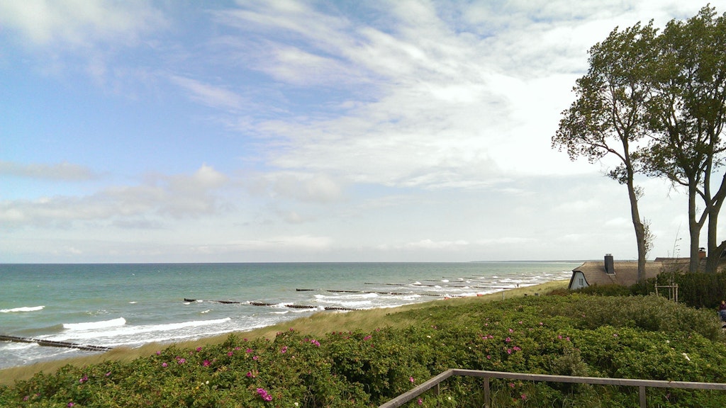 Die Ostseeküste bei Ahrenshoop. Wind, Wellen, Salz und Sand auf der Haut. Die Ostseeluft verspricht Heilung für Haut- und Herzerkrankungen und bei Belastungen der Atemwege. 