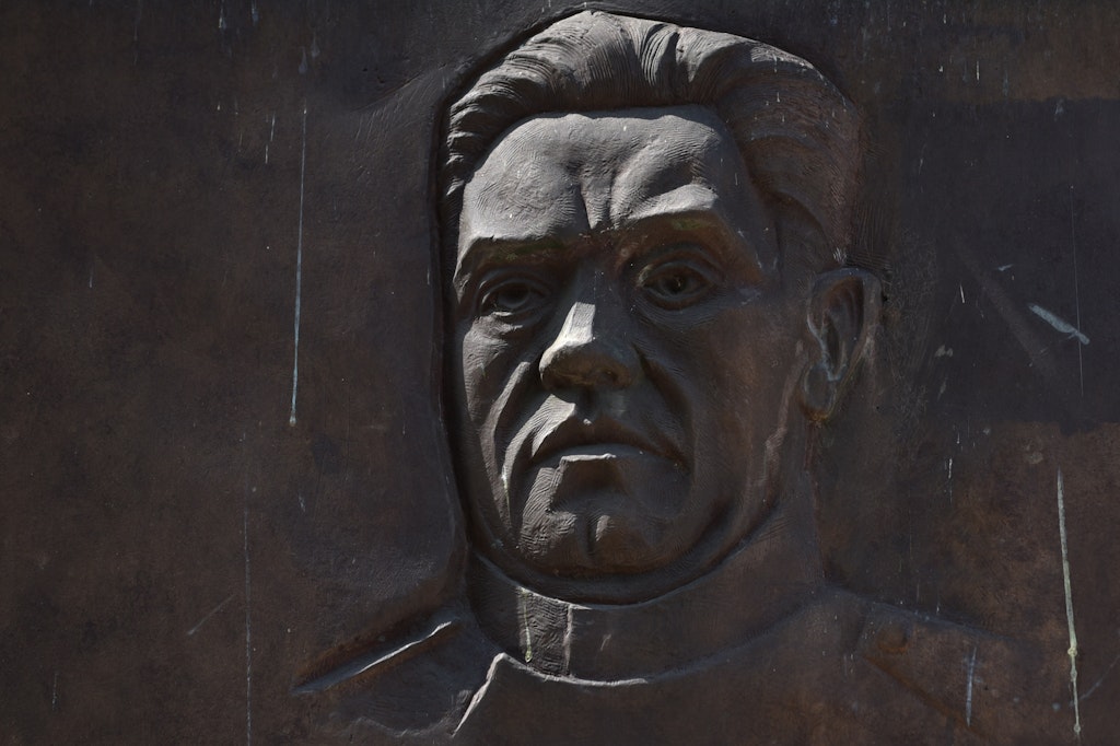 Ehrentafel am Eingang zum Bezirksamt: Der Bezirk Friedrichshain hat sich das Gedenken an seinen Ehrenbürger Nikolai Bersarin zur Tradition gemacht.