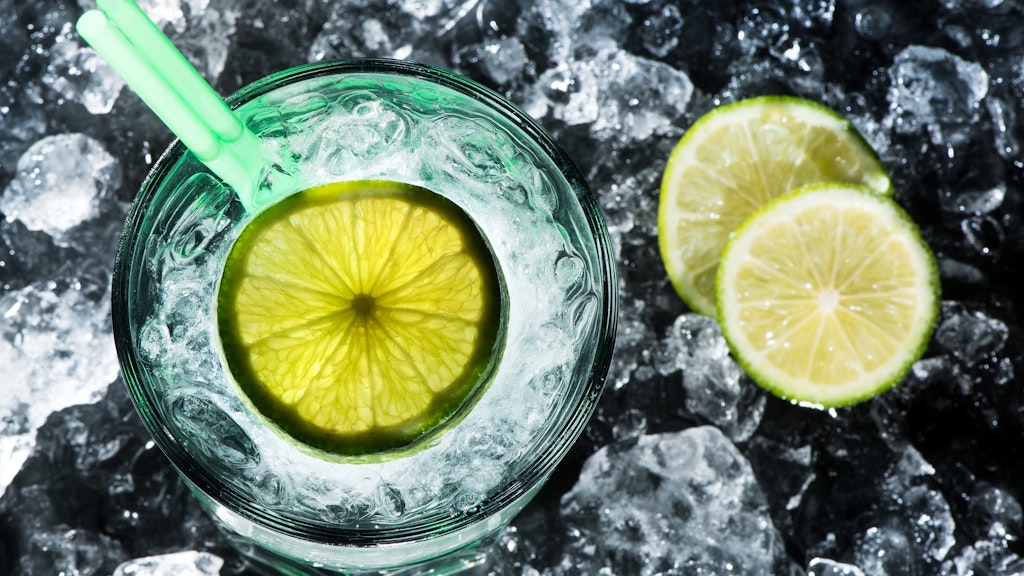 Wichtig beim Mixen von Cocktails: Nie mit dem Eis sparen - dadurch wird der Drink erst genießbar. 