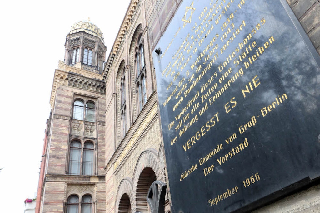 51-Jähriger reißt israelische Flagge vor Synagoge in Berlin-Mitte ab