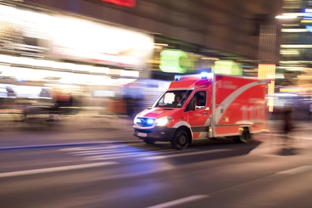 Unfall in Karlshorst: Frau steigt aus Tram aus und stößt mit Radfahrer zusammen