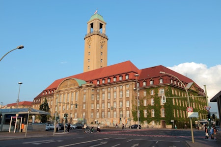 Angriff auf Rathaus in Spandau: 80 Aktivisten stürmen Büros und bedrohen Mitarbeiter
