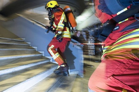 Wohnungsbrand in Berlin-Spandau: Drei Verletzte, Feuerwehr im Einsatz