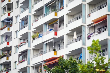 Minimalistisch möbliert und teuer: Berliner Wohnungsausstat­tung sorgt für Spott
