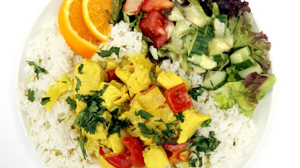 Das Zitronencafé im Körnerpark serviert Curryhühnchen mit Reis, Gemüse und Salat.