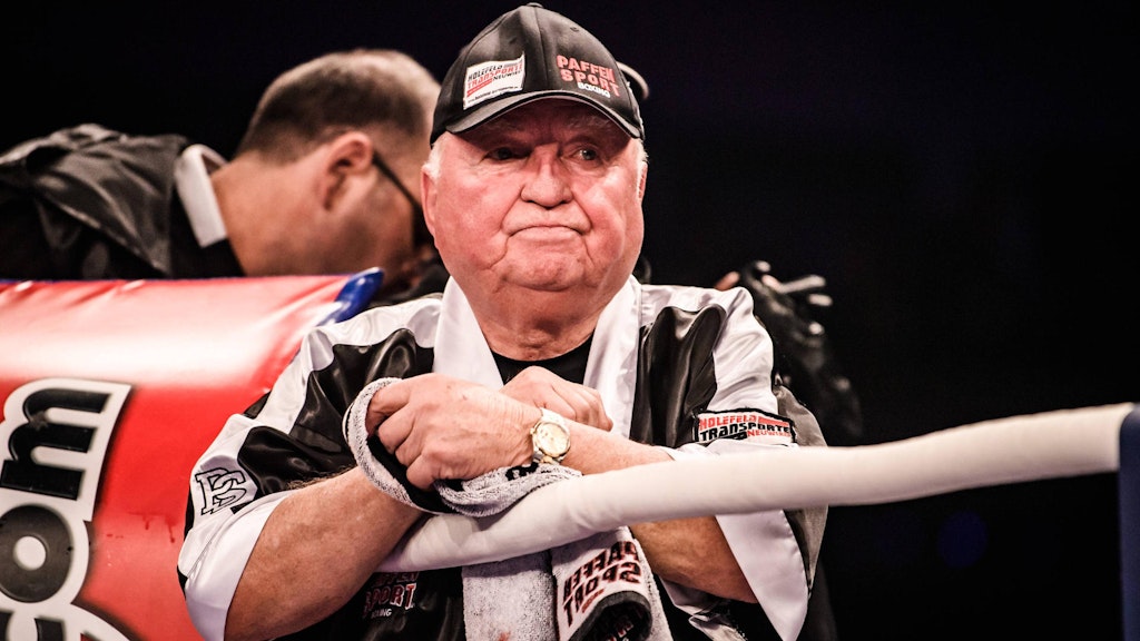So, wie man ihn in der Ringecke kennt: der Berliner Boxtrainer Ulli Wegner.