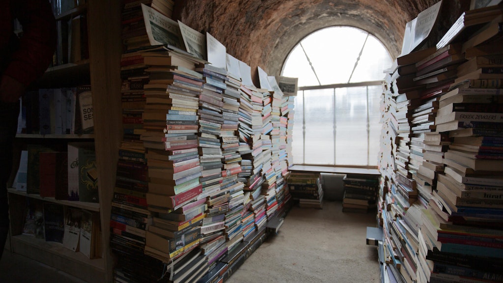 Hier in den Gewölben der einstigen Ziegelei von Çankaya wartet noch eine Unmenge Sortier-, aber auch Recherche-Arbeit auf die Bücher liebenden Müllmänner von Ankara.
