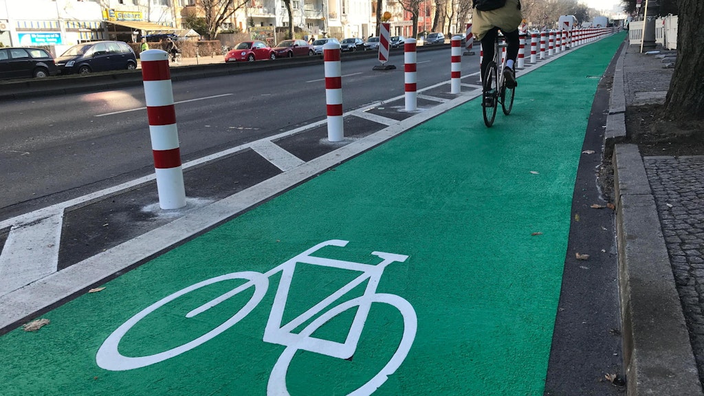 Der geschützte Radfahrstreifen in der Hasenheide. Auch auf anderen Hauptverkehrsstraßen sollte schnell Platz für Radfahrer geschaffen werden, fordern Verkehrsaktivisten.