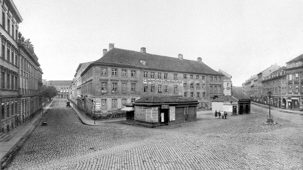 Der Hackesche Markt im Jahr 1871 an einem marktfreien Tag. Die zu sehenden Gebäude waren größtenteils schon um die Jahrhunderwende durch größere ersetzt.
