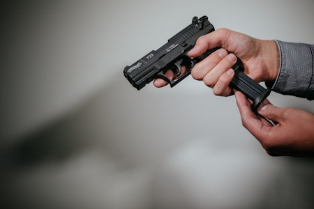 Neukölln: Frau schlägt Späti-Verkäufer mit Pistole auf den Kopf