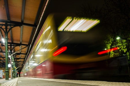 S-Bahnhof Nöldnerplatz: Junger Mann attackiert - Bundespolizei sucht Zeugen