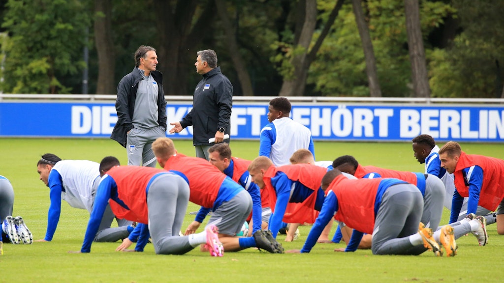 Kleinmachen vor den Bayern gilt nicht: Bruno Labbadia beim Training seines Hertha-Teams.
