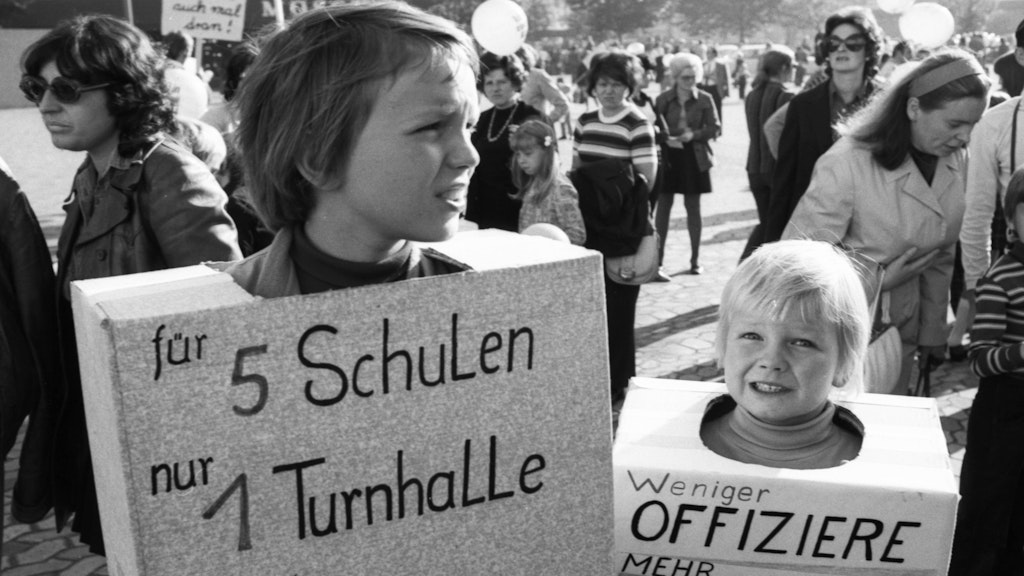 Deutschland, Düsseldorf: Schüler, Eltern und Lehrer, von der Gewerkschaft Erziehung und Wissenschaft GEW unterstützt, demonstrierten am 07.10.1972 in Düsseldorf für kleine Klassen.