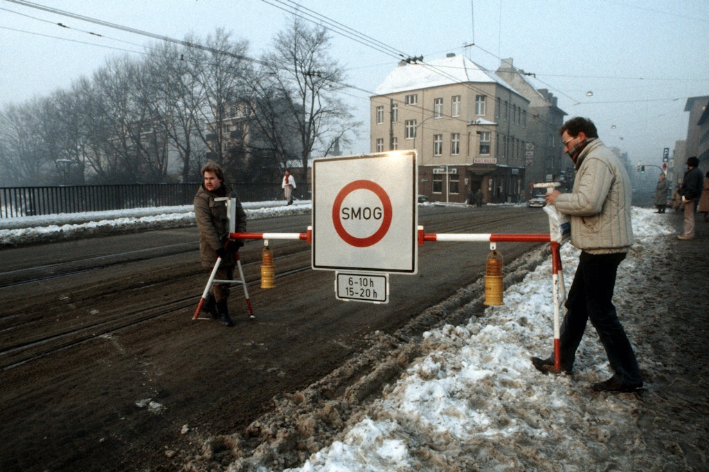 Der blaue Himmel über der Ruhr“ war zwar nicht das primäre Ziel der ersten Grünen – aber durchaus eines ihrer Anliegen. Hier wird 1985 in Essen Smogalarm ausgerufen.