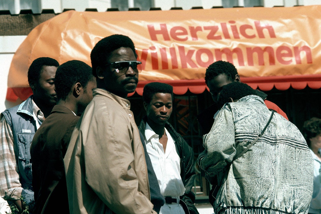 Verbindungen zur Bevölkerung – das war von vornherein nicht vorgesehen: Afrikaner am Maifeiertag 1989 in Schwerin.