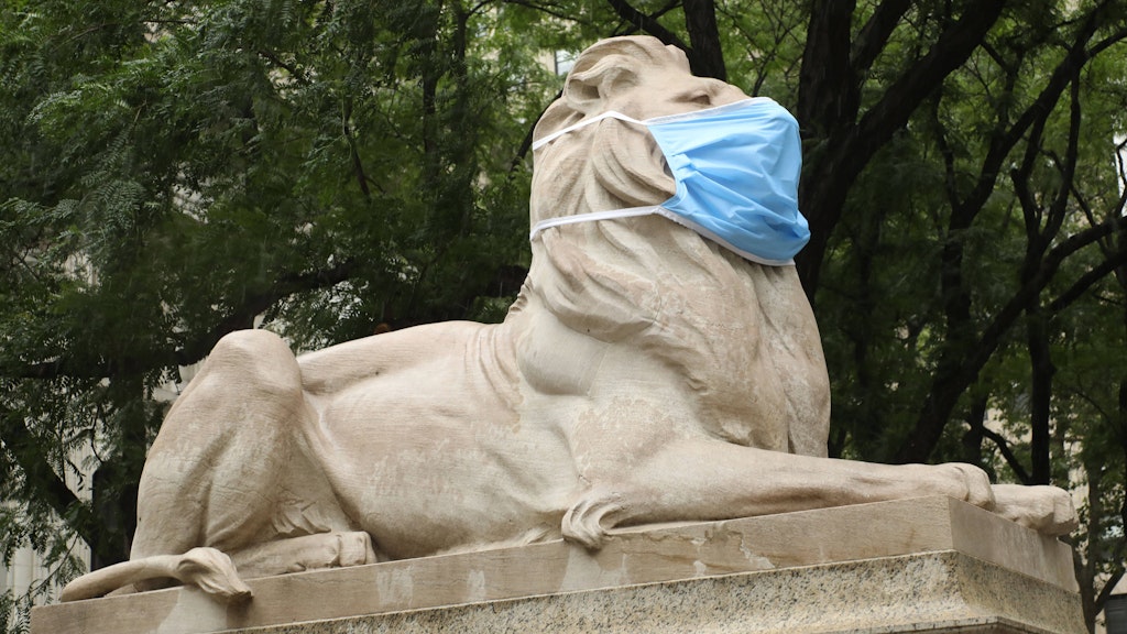 Auch der berühmte Löwe der New York Public Library trägt derzeit eine Maske.