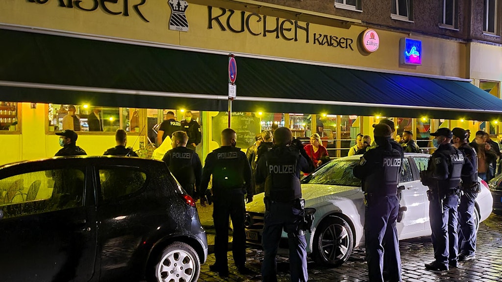 Am Oranienplatz in Kreuzberg kam es mit rund 80 Personen einer Feierlichkeit zu teils lautstarken Diskussionen. Die Polizei räumte das Lokal schließlich. 